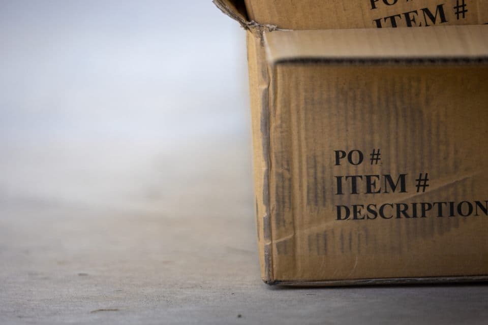 Kartonnen verzenddoos met een label voor ordernummer en omschrijving